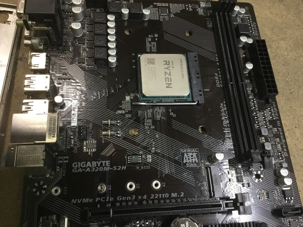 GIGABYTE GA-A320M-S2H Motherboard microATX AMD A320 DVI VGA HDMI w/AMD R3 3200G