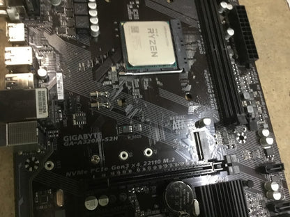 GIGABYTE GA-A320M-S2H Motherboard microATX AMD A320 DVI VGA HDMI w/AMD R3 3200G