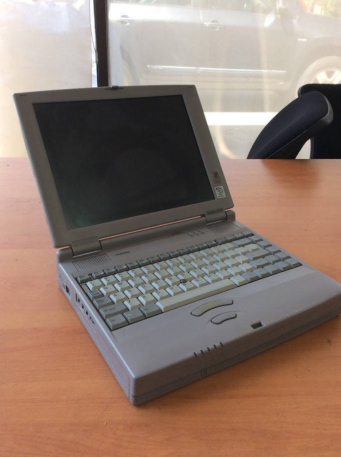 [AU Seller] Toshiba Satellite PA1261ea 300CDT-Intel Vintage Laptop No HDD B