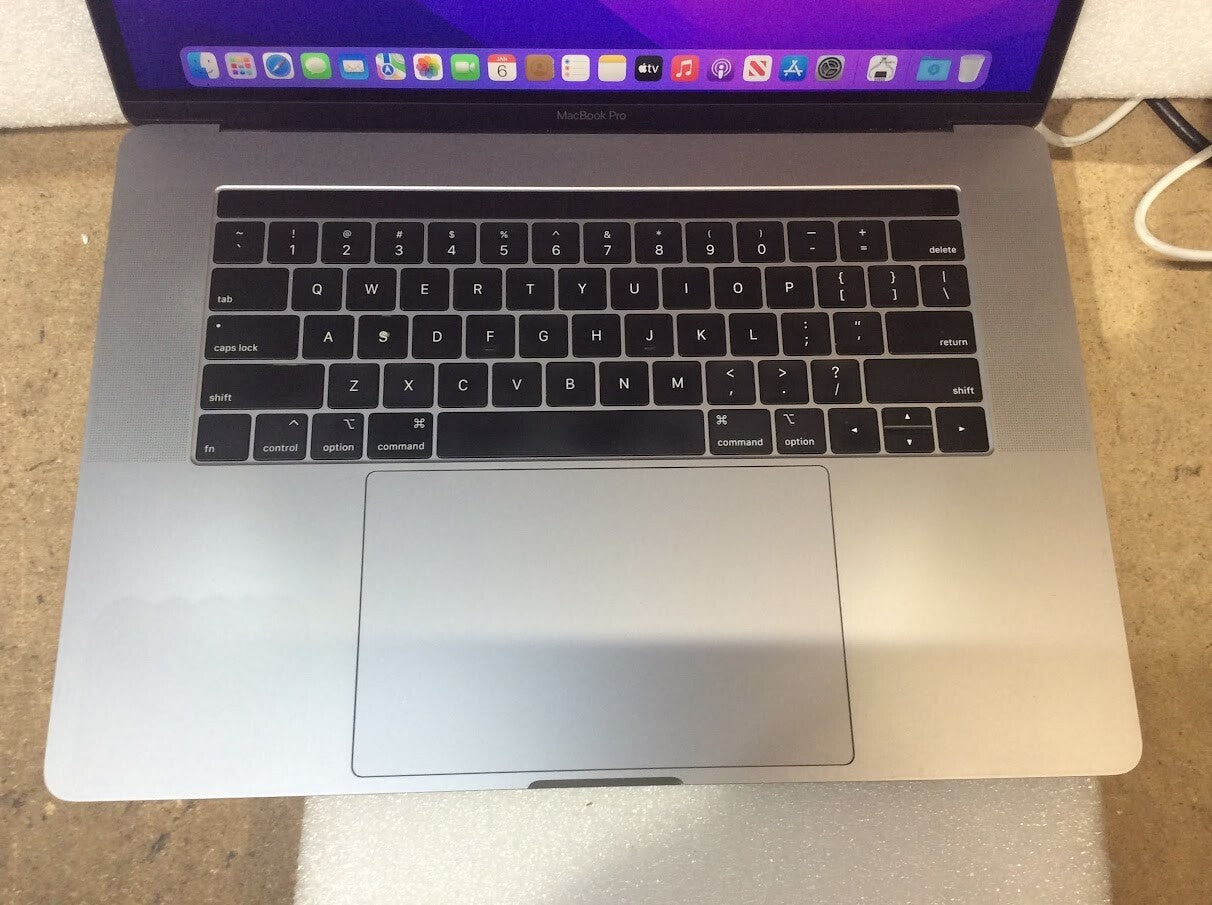 Apple Macbook Pro A1990 Laptop 15.4" i7-8850H 32GBRAM 1TBSSD EMC3215 Silver A-