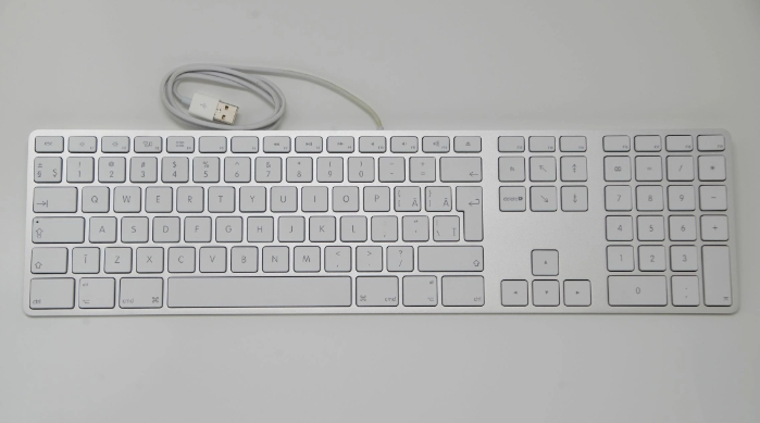 Apple A1243 USB Wired Standard Keyboard w/Numeric Keypad EMC 2171 cable wear