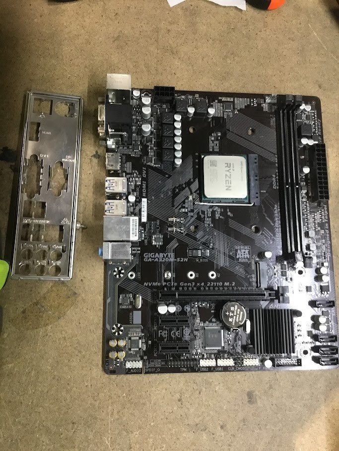GIGABYTE GA-A320M-S2H Motherboard microATX AMD A320 DVI VGA HDMI w/AMD R3 3200G