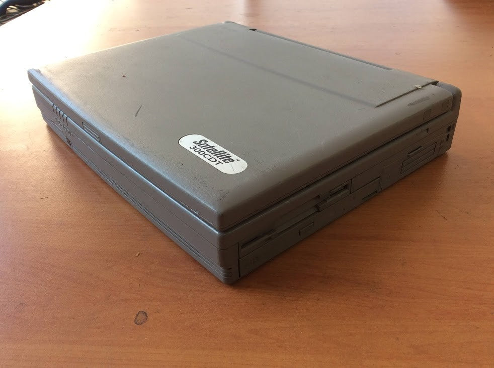 [AU Seller] Toshiba Satellite PA1261ea 300CDT-Intel Vintage Laptop No HDD B