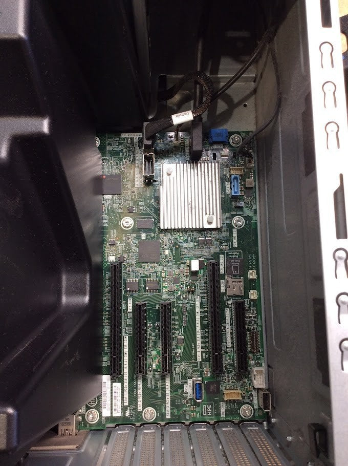 HPE ProLiant ML110 Gen10 Tower Xeon Bronze 3206+HPE S100i SR G10 16GB PC4 Win11