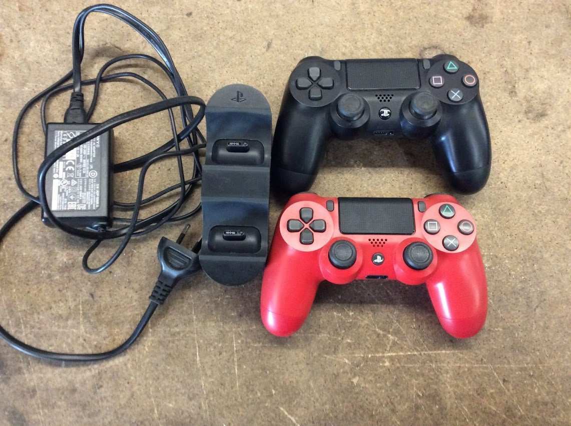 Sony CUH-ZDC1 Charging Dock PS4 with CUN-ZCT2E Black+CUN-ZCT2E Red Controllers